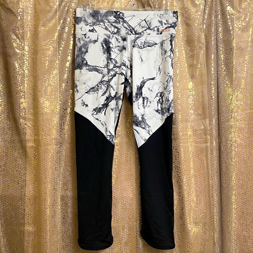 PINK Victoria’s Secret ultimate black/white marble pattern leggings, size XS EUC